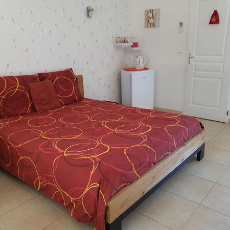Villa Des Masques Aubais Room photo
