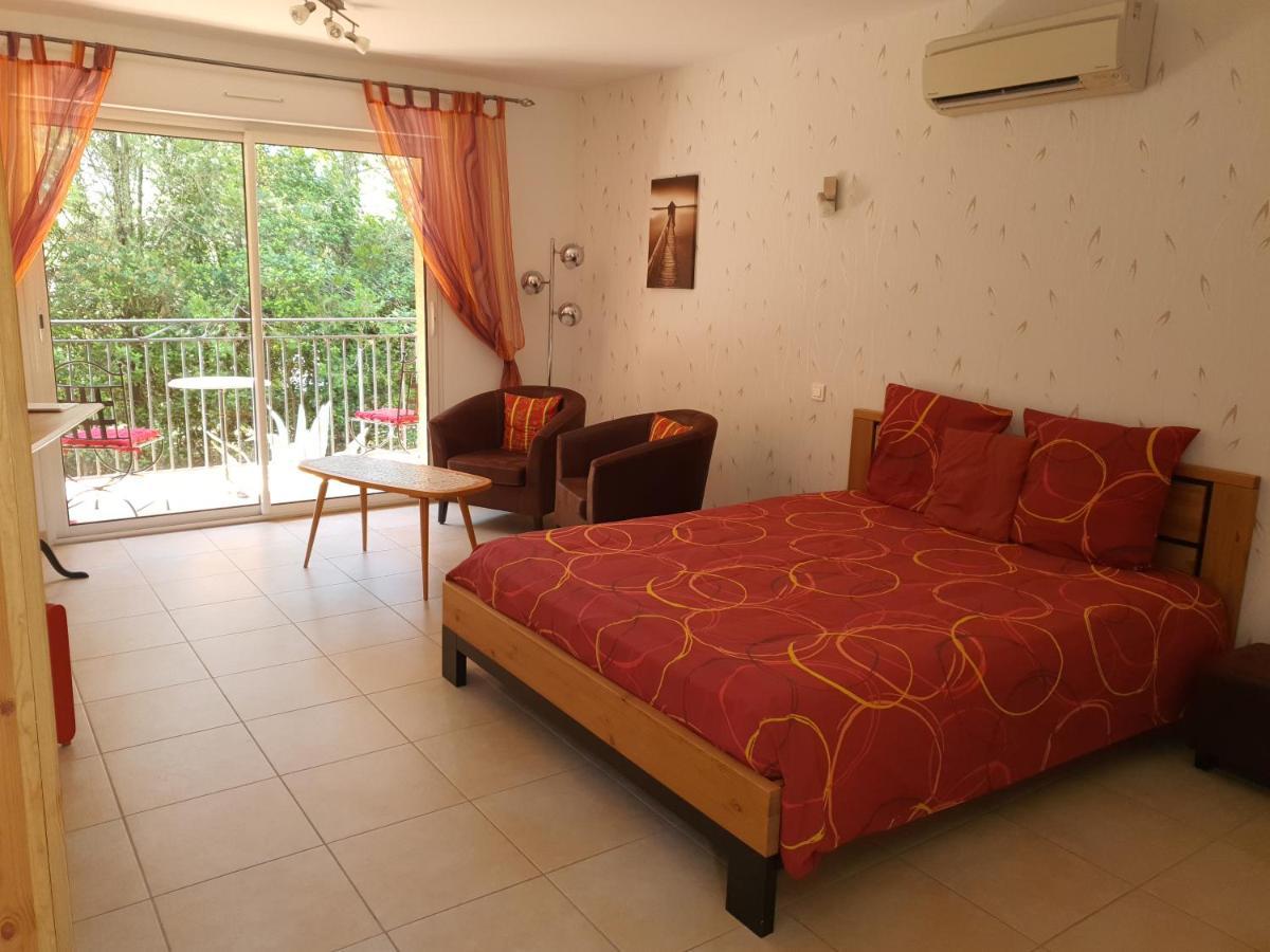 Villa Des Masques Aubais Exterior photo